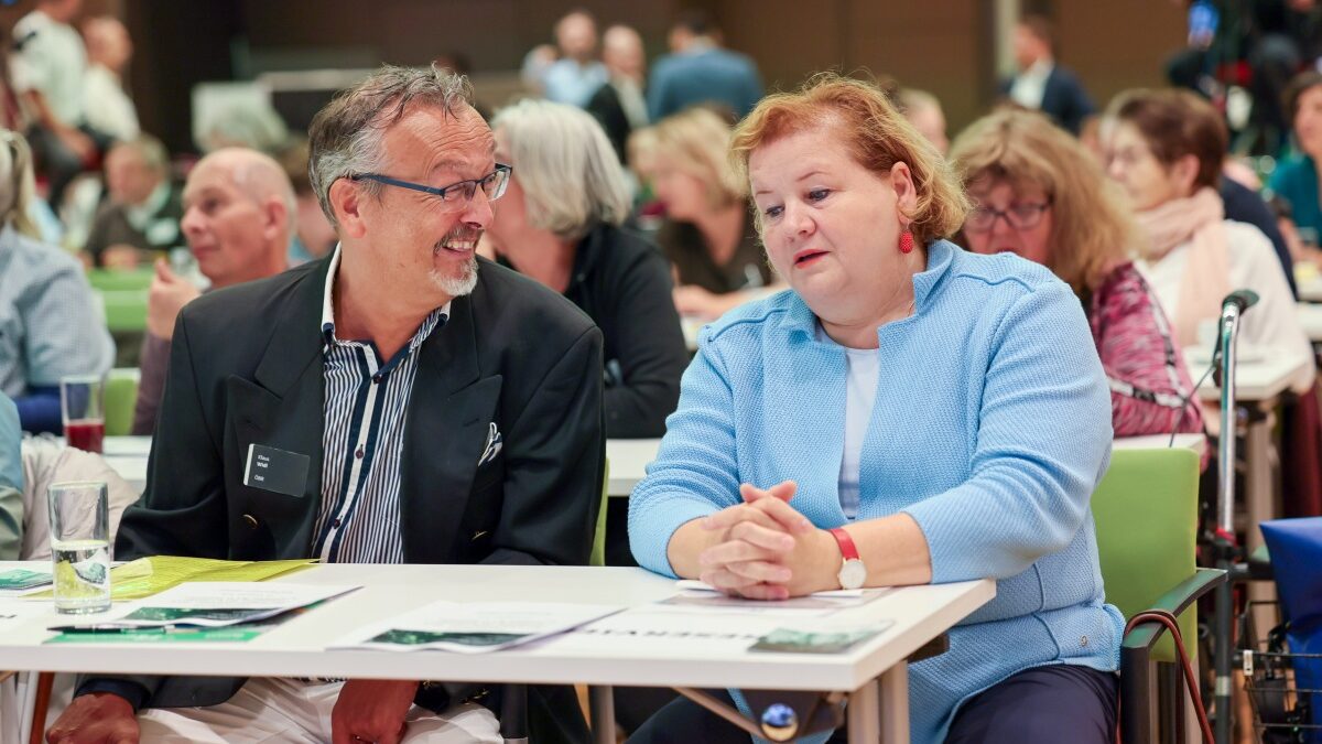 Korinna Schumann, Bundesministerin für Arbeit, Soziales, Gesundheit, Pflege und Konsumentenschutz, im Gespräch mit Klaus Widl, Präsident des Österreichischen Behindertenrats, bei einer Veranstaltung.