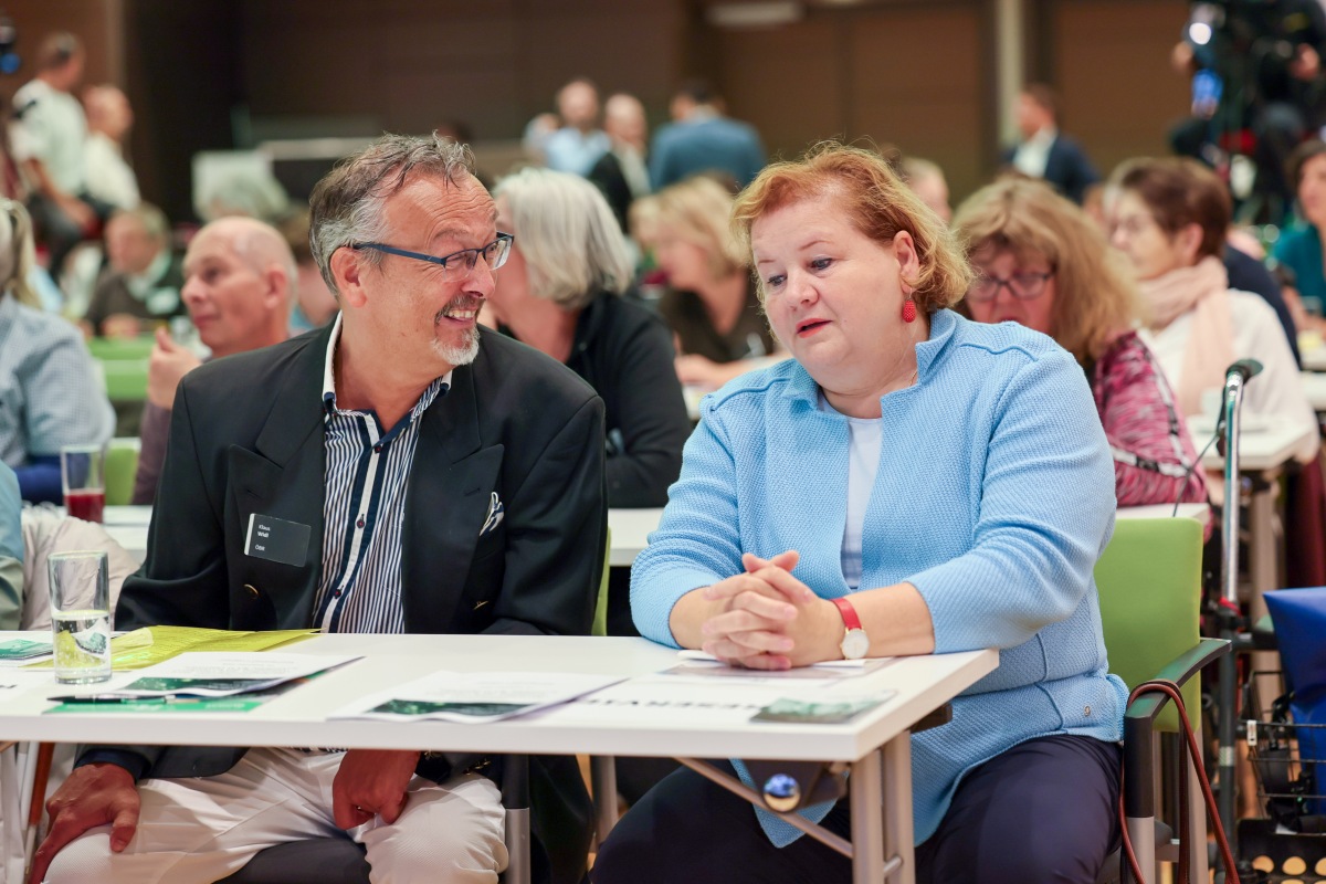 Korinna Schumann, Bundesministerin für Arbeit, Soziales, Gesundheit, Pflege und Konsumentenschutz, im Gespräch mit Klaus Widl, Präsident des Österreichischen Behindertenrats, bei einer Veranstaltung.