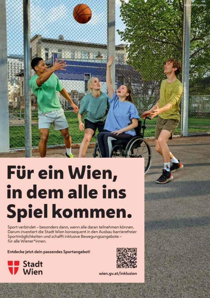 basketballspielende Jugendliche in einem Ballkäfig, ein Junge in einem Rollstuhl "Für ein Wien, in dem alle ins Spiel kommen"