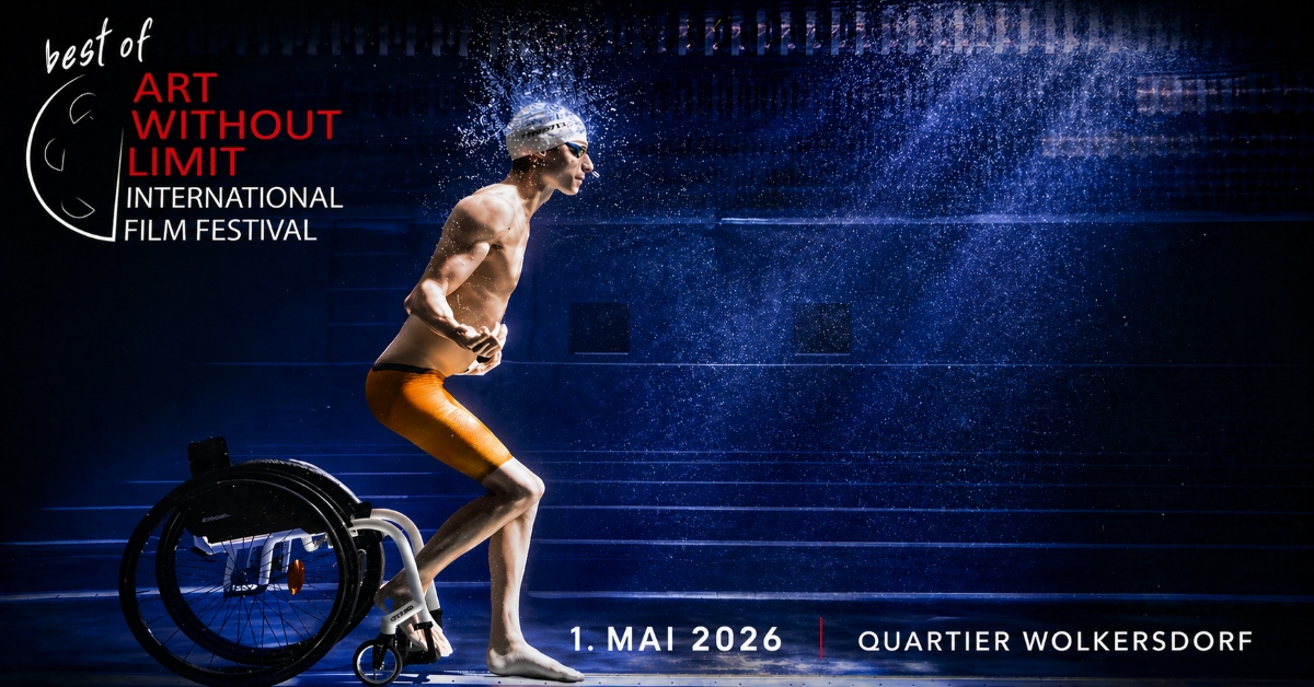 Ein Mann mit körperlicher Behinderung steht von einem am Boden eines mit Wasser gefüllten Schwimmbeckens stehenden Rollstuhl auf. Er trägt eine Badekappe. Über seinem Kopf befinden sich Luftblasen. Auf dem Bild steht der Schriftzug „Art Without Limit International Film Festival. 1. Mai Kultirwolke Wolkersdorf."