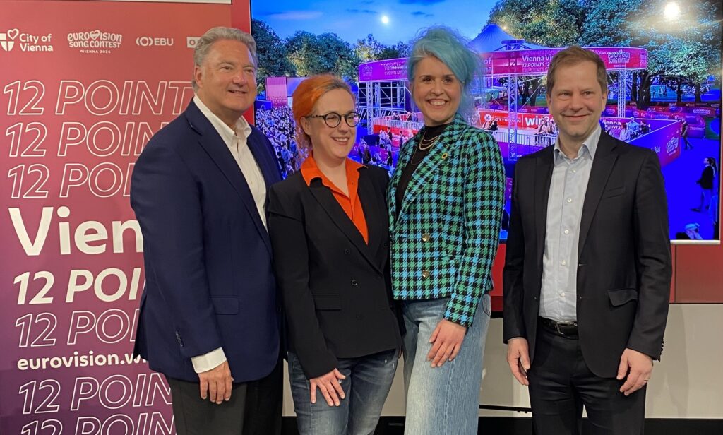 4 nebeneinander stehende Personen: 2 Frauen und 2 Männer