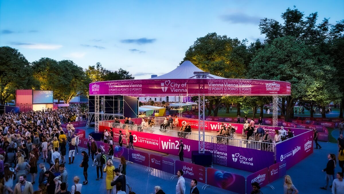 Wiener Rathausplatz mit großer ESC-Bühne, davor Gäste