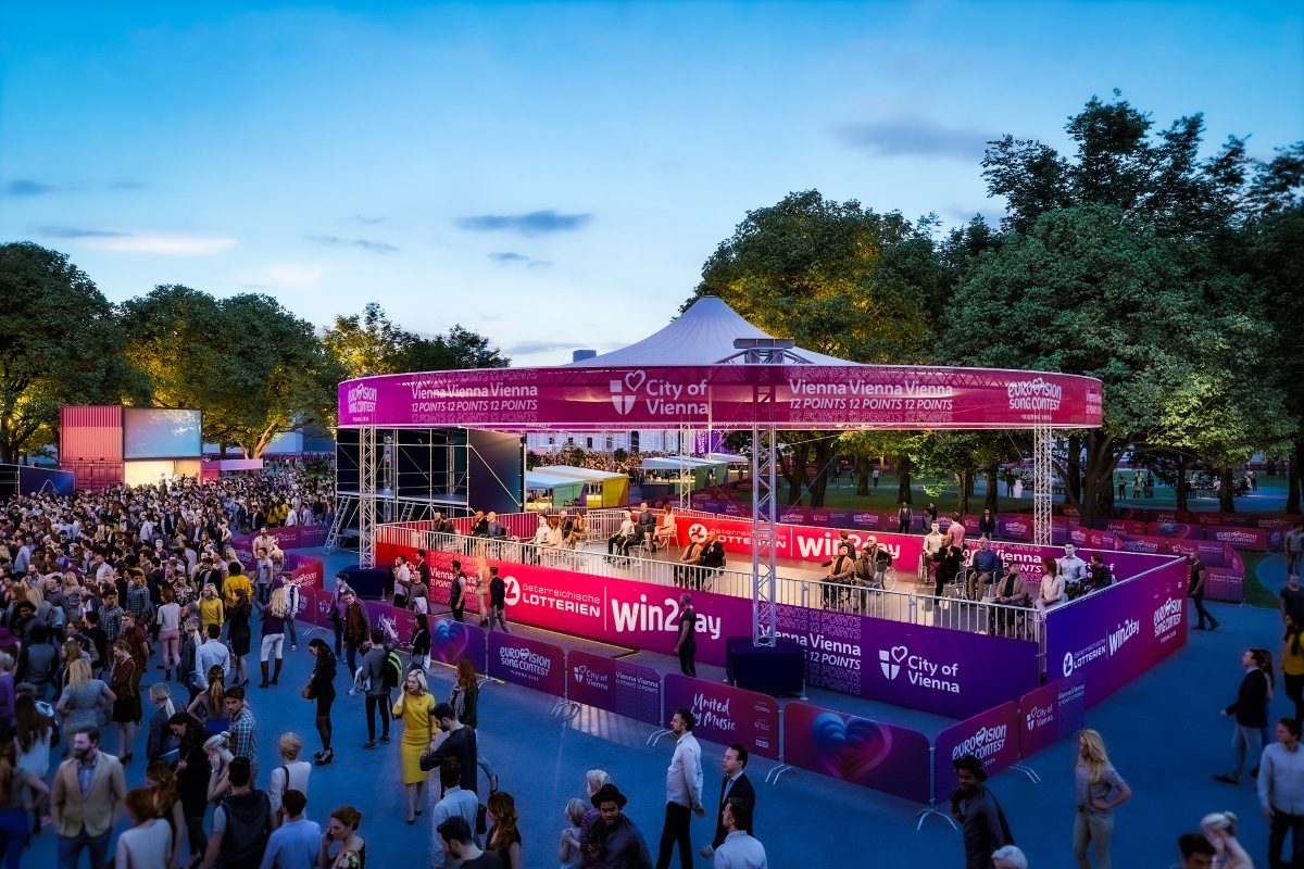 Wiener Rathausplatz mit großer ESC-Bühne, davor Gäste