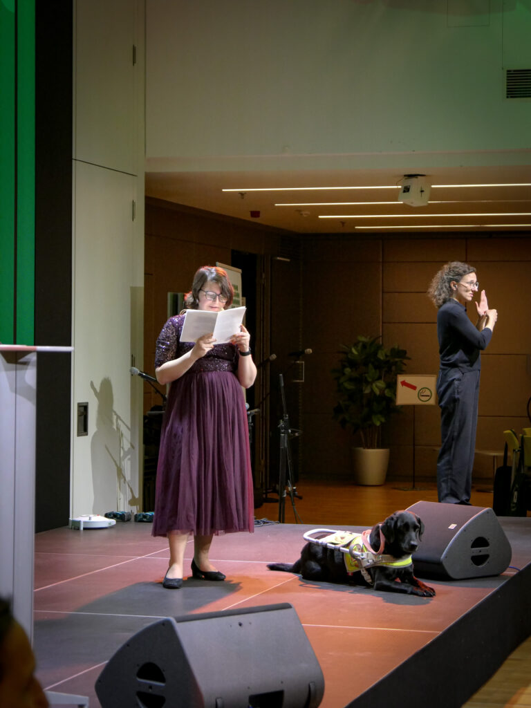 Poetry-Slammerin Nadine Brunner liest bei der Jubiläumsfeier „50 Jahre Österreichischer Behindertenrat“ auf der Bühne.