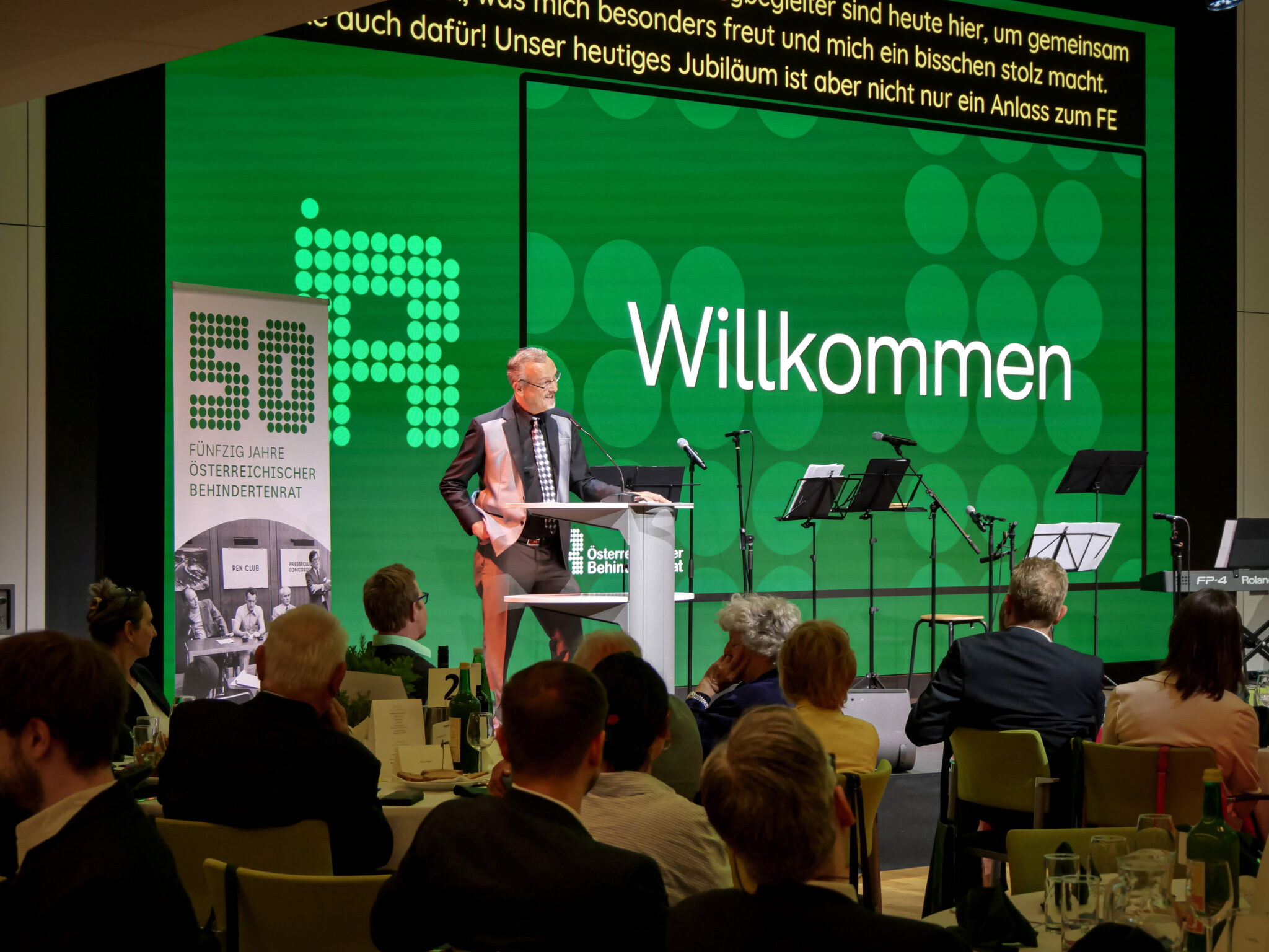 Klaus Widl begrüßt das Publikum bei der Jubiläumsfeier „50 Jahre Österreichischer Behindertenrat“.