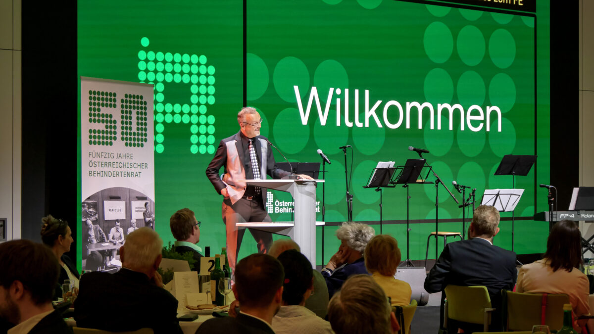 Klaus Widl bei der Eröffnung der Feier am Podium