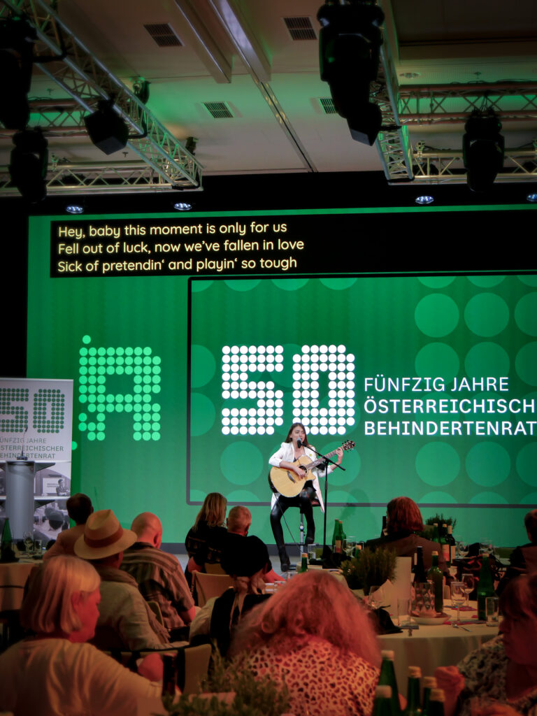 Singer-Songwriterin Sofia Reyna bei ihrem Auftritt im Rahmen der Jubiläumsfeier „50 Jahre Österreichischer Behindertenrat“.