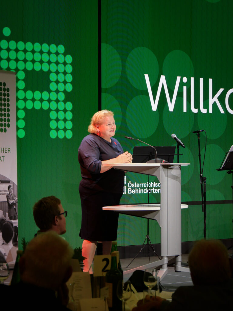 Sozialministerin Korinna Schumann bei ihrer Rede bei der Jubiläumsfeier „50 Jahre Österreichischer Behindertenrat“.