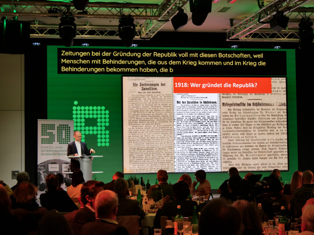 Stefan Benedik spricht bei der Jubiläumsfeier „50 Jahre Österreichischer Behindertenrat“ über die Geschichte der Interessenvertretung.
