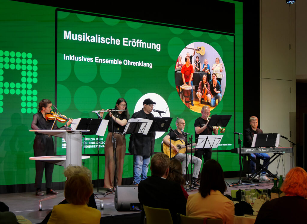 Das inklusive Ensemble Ohrenklang eröffnet musikalisch die Jubiläumsfeier „50 Jahre Österreichischer Behindertenrat“.