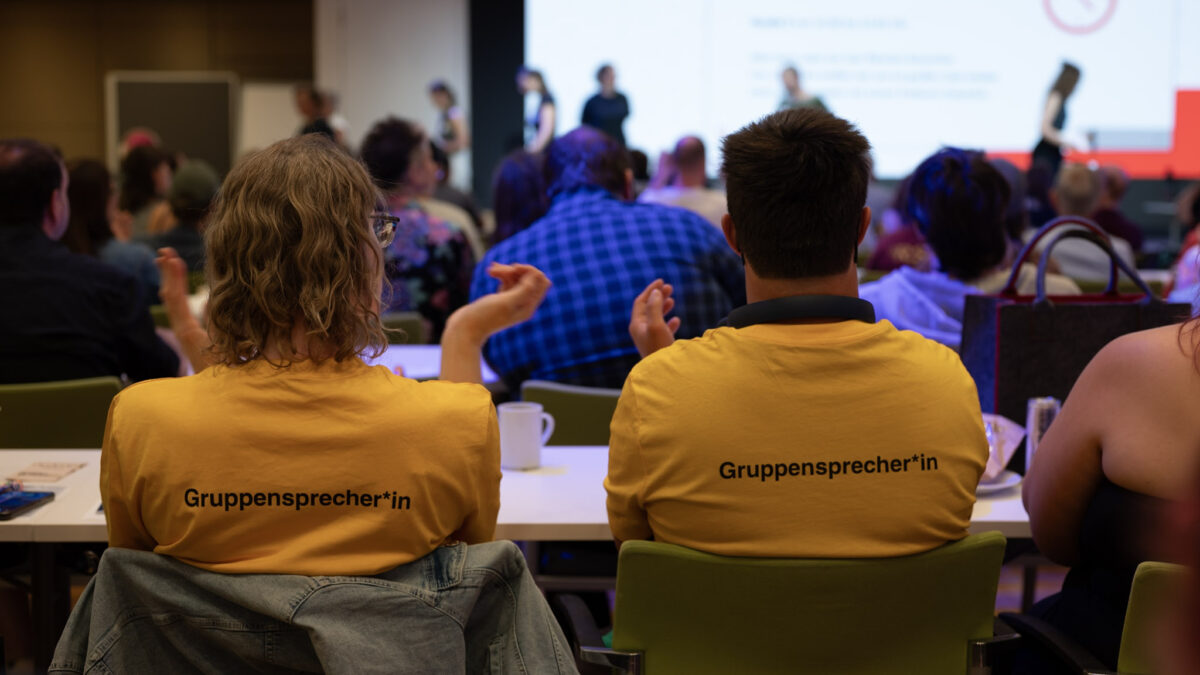 Von hinten fotografierte Personen beim Selbstvertretungstag des FSW