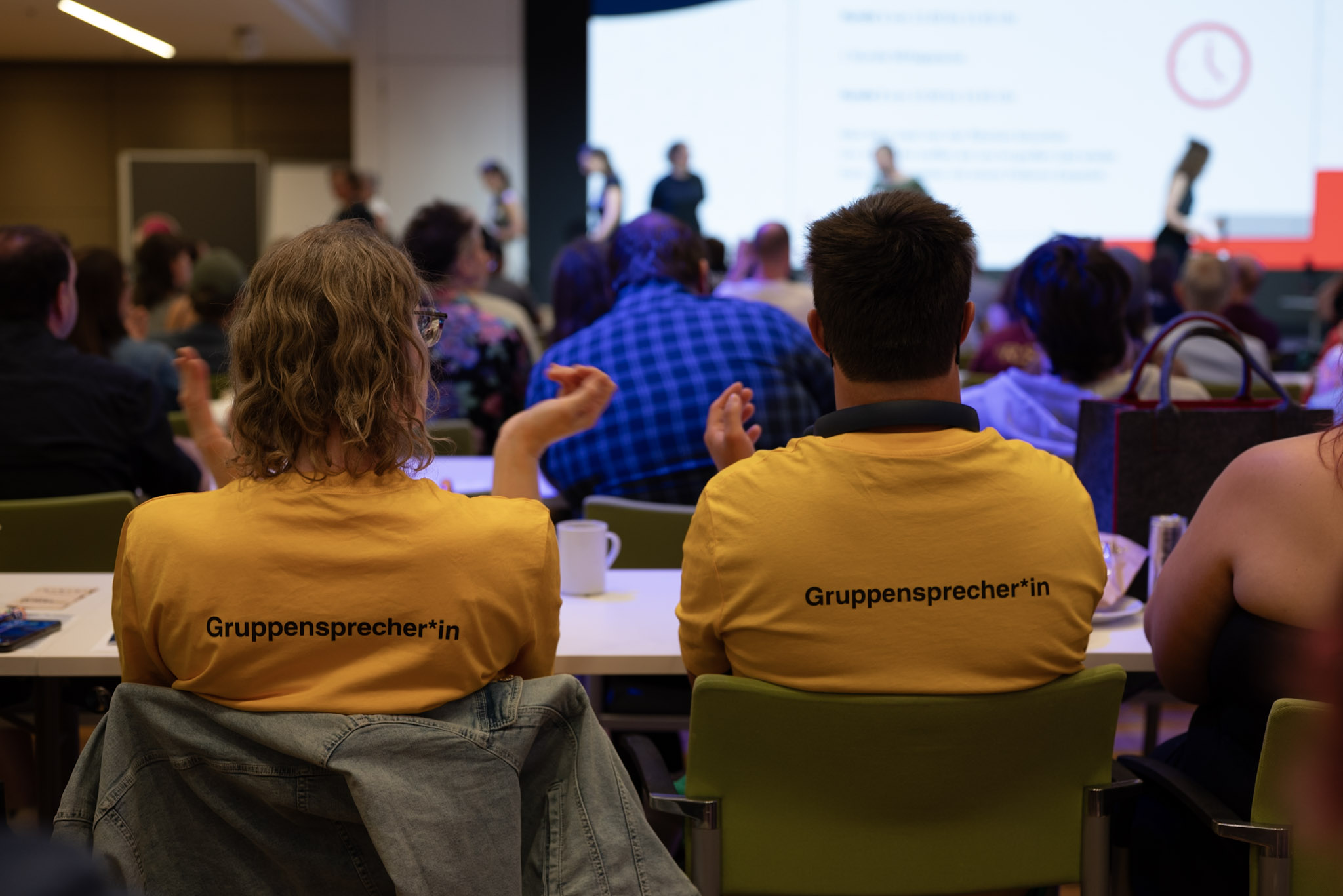 Von hinten fotografierte Personen beim Selbstvertretungstag des FSW