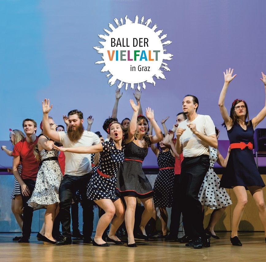 Mehrere Menschen tanzen gemeinsam auf einer Bühne beim Ball der Vielfalt in Graz. Darüber ist das Logo „Ball der Vielfalt in Graz“ zu sehen.