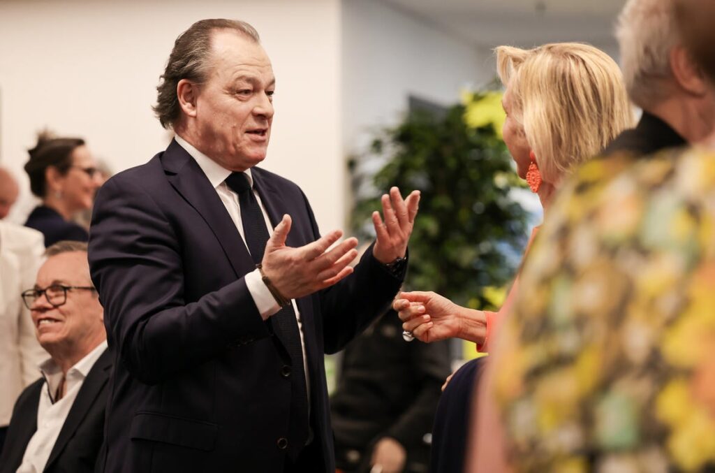 Andreas Reinalter und Karin Praniess-Kastner  im Gespräch bei der Jubiläumsfeier „50 Jahre Österreichischer Behindertenrat“.