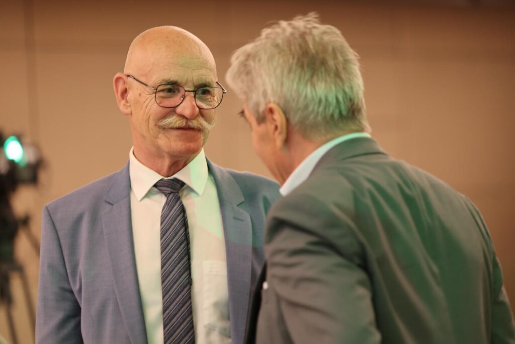 Franz Groschan im Gespräch bei der Jubiläumsfeier „50 Jahre Österreichischer Behindertenrat“.