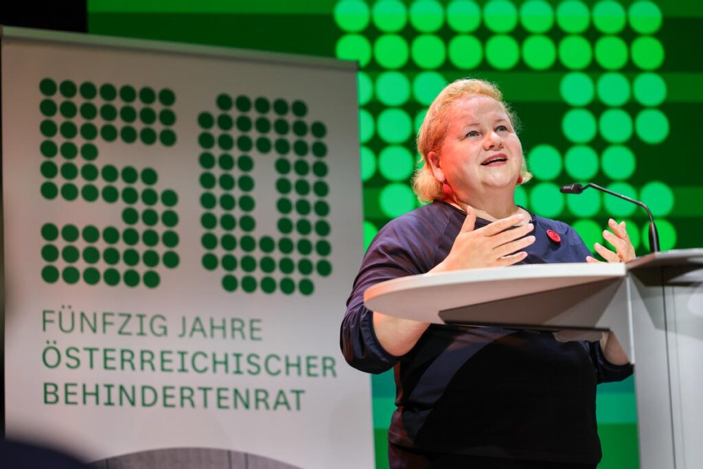 Sozialministerin Korinna Schumann bei ihrer Rede bei der Jubiläumsfeier „50 Jahre Österreichischer Behindertenrat“.
