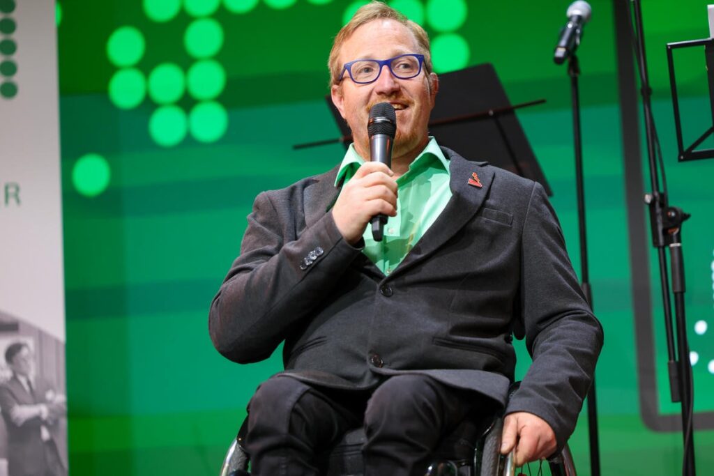 Patrick Berger bei seiner Rede bei der Jubiläumsfeier „50 Jahre Österreichischer Behindertenrat“.