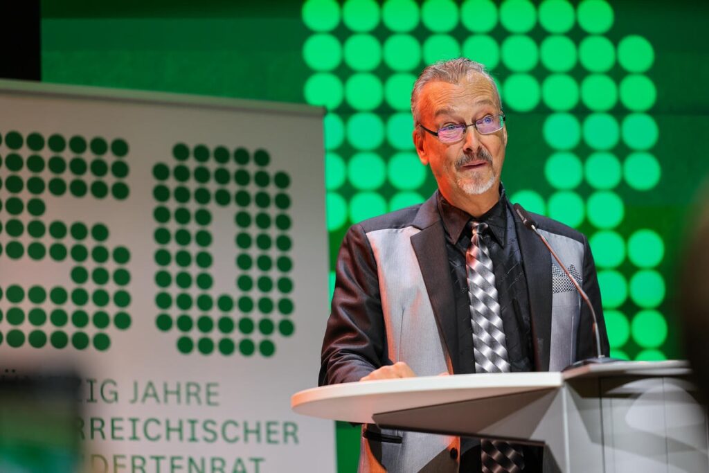 ÖBR-Präsident Klaus Widl bei seiner Rede bei der Jubiläumsfeier „50 Jahre Österreichischer Behindertenrat“.
