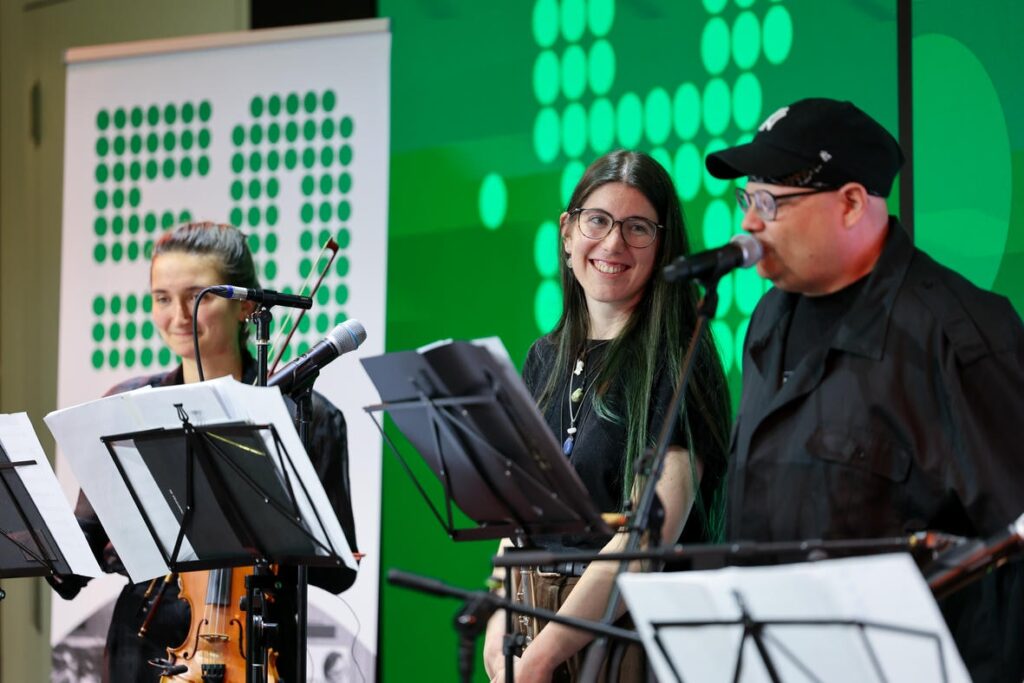 Das inklusive Ensemble Ohrenklang bei der musikalischen Eröffnung der Jubiläumsfeier „50 Jahre Österreichischer Behindertenrat“.