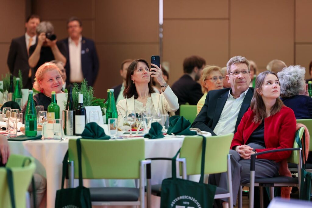 Sozialministerin Korinna Schumann, Landtagsabgeordnete Astrid Rompolt und Volksanwalt Bernhard Achitz bei der Jubiläumsfeier „50 Jahre Österreichischer Behindertenrat“.