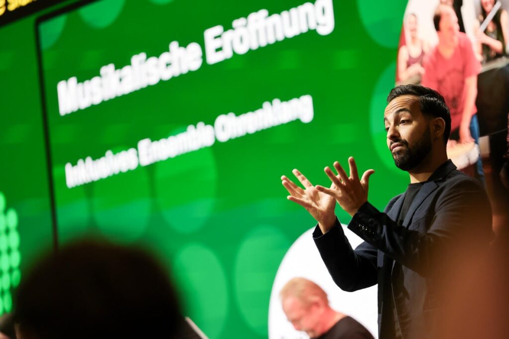 ÖGS-Dolmetscher Delil Yilmaz bei der Jubiläumsfeier „50 Jahre Österreichischer Behindertenrat“.