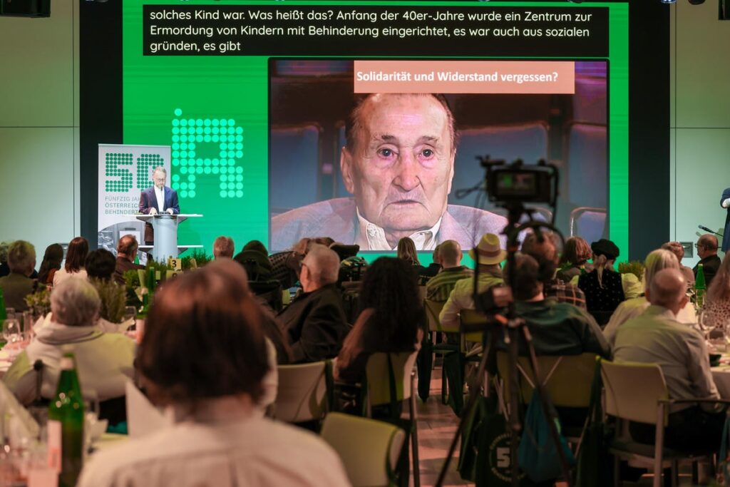 Publikum bei der Jubiläumsfeier „50 Jahre Österreichischer Behindertenrat“ während eines Bühnenbeitrags.