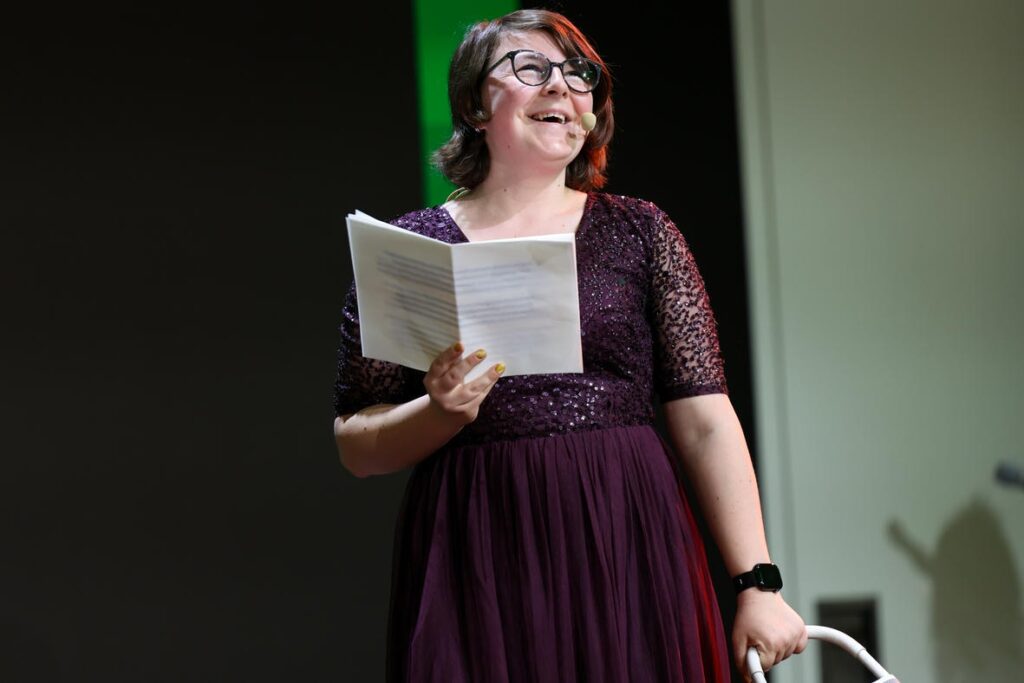 Poetry-Slammerin Nadine Brunner bei der Jubiläumsfeier „50 Jahre Österreichischer Behindertenrat“.