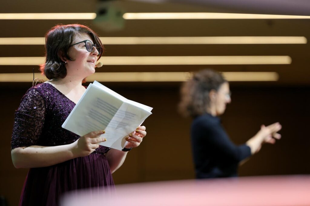 Poetry-Slammerin Nadine Brunner bei der Jubiläumsfeier „50 Jahre Österreichischer Behindertenrat“.