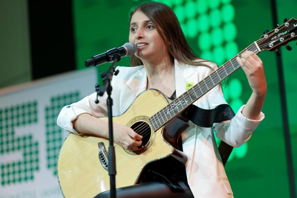 Singer-Songwriterin Sofia Reyna bei der Jubiläumsfeier „50 Jahre Österreichischer Behindertenrat“.