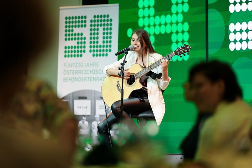 Singer-Songwriterin Sofia Reyna bei der Jubiläumsfeier „50 Jahre Österreichischer Behindertenrat“.