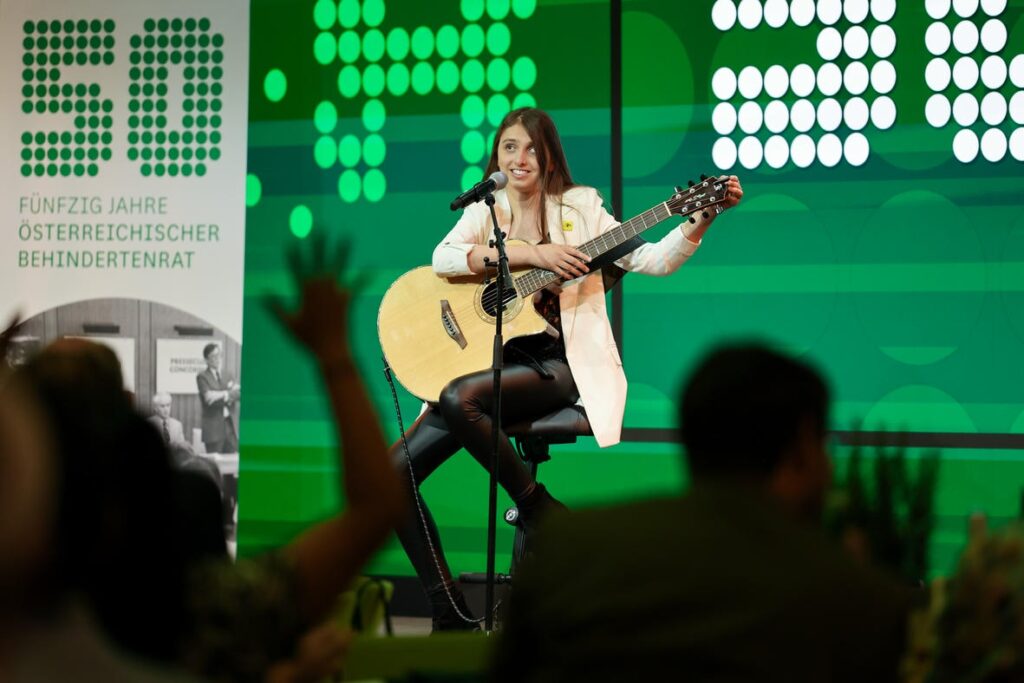 Singer-Songwriterin Sofia Reyna bei der Jubiläumsfeier „50 Jahre Österreichischer Behindertenrat“.