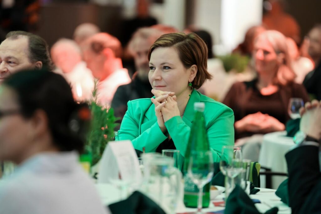 Eine Frau in grünem Blazer bei der Jubiläumsfeier „50 Jahre Österreichischer Behindertenrat“.