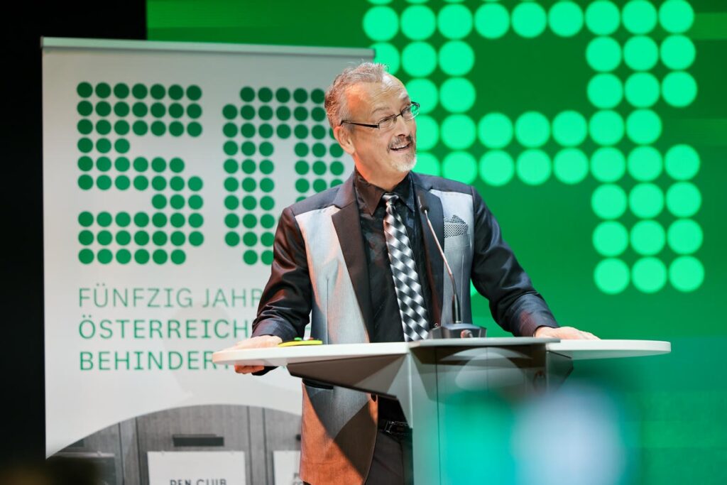 ÖBR-Präsident Klaus Widl bei seiner Rede bei der Jubiläumsfeier „50 Jahre Österreichischer Behindertenrat“.