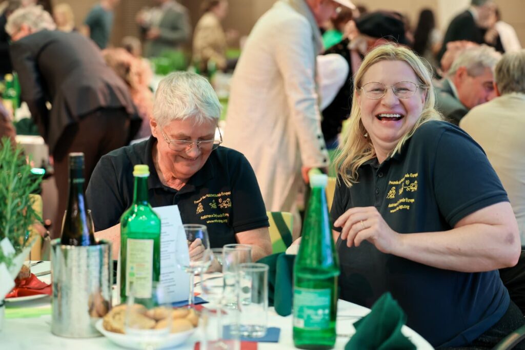 Monika Gefing und Gloria Petrovic von den Freunden der Assistenzhunde Europas bei der Jubiläumsfeier „50 Jahre Österreichischer Behindertenrat“.