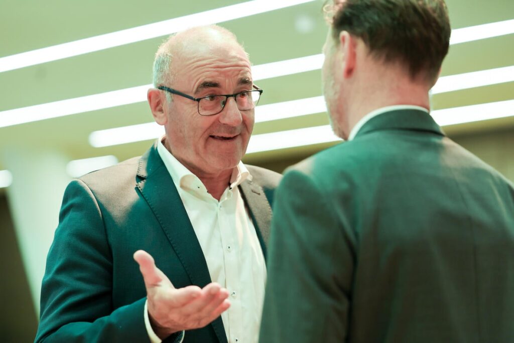 Zwei Gäste unterhalten sich bei der Jubiläumsfeier des Österreichischen Behindertenrats