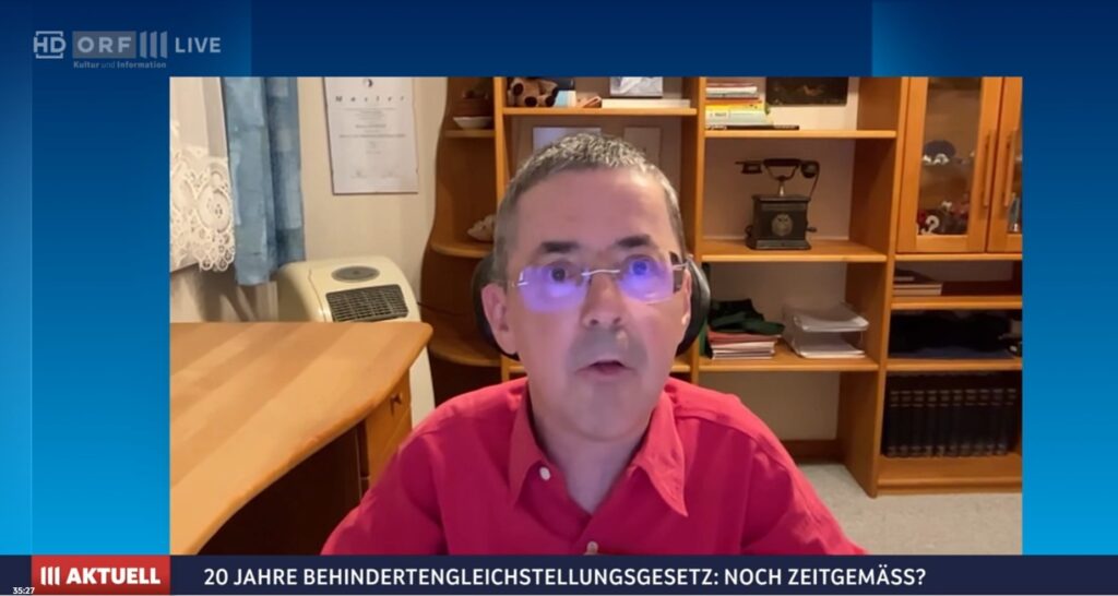 Martin Ladstätter spricht per Videozuschaltung aus seinem Arbeitszimmer in einer ORF-3-Sendung zur Behindertengleichstellung.