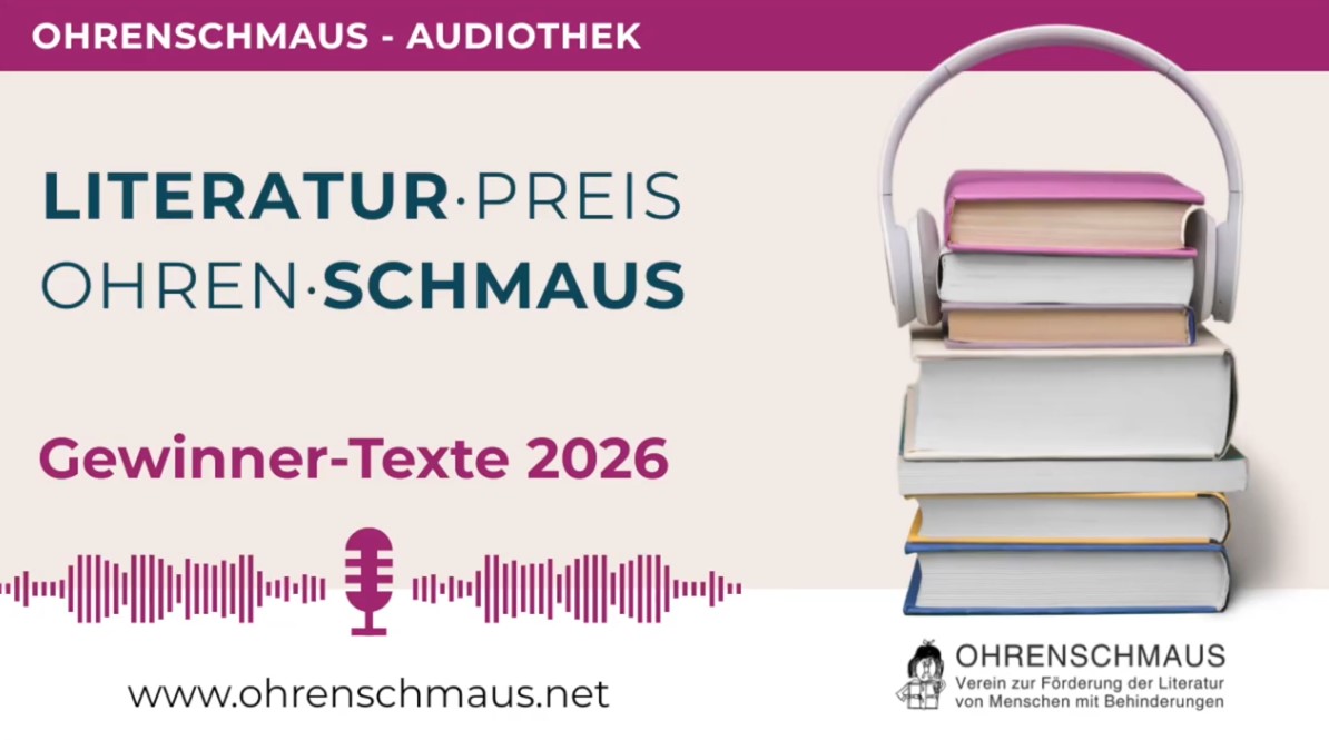 Grafik zur Ohrenschmaus-Audiothek 2026 mit dem Schriftzug „Literaturpreis Ohrenschmaus Gewinner-Texte 2026“. Rechts ist ein Stapel Bücher mit Kopfhörern zu sehen, darunter das Logo von Ohrenschmaus. Links befindet sich eine stilisierte Tonspur mit Mikrofon-Symbol sowie die Website www.ohrenschmaus.net.
