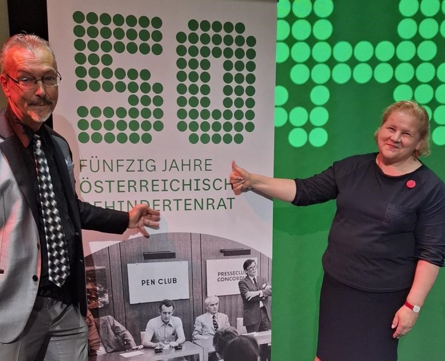 Klaus Widl und Sozialministerin Korinna Schumann bei der Jubiläumsfeier „50 Jahre Österreichischer Behindertenrat“.
