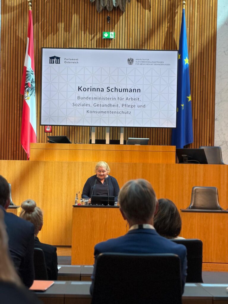 Sozialministerin Korinna Schumann spricht bei der Veranstaltung zu 20 Jahren Bundes-Behindertengleichstellungsgesetz im Parlament.