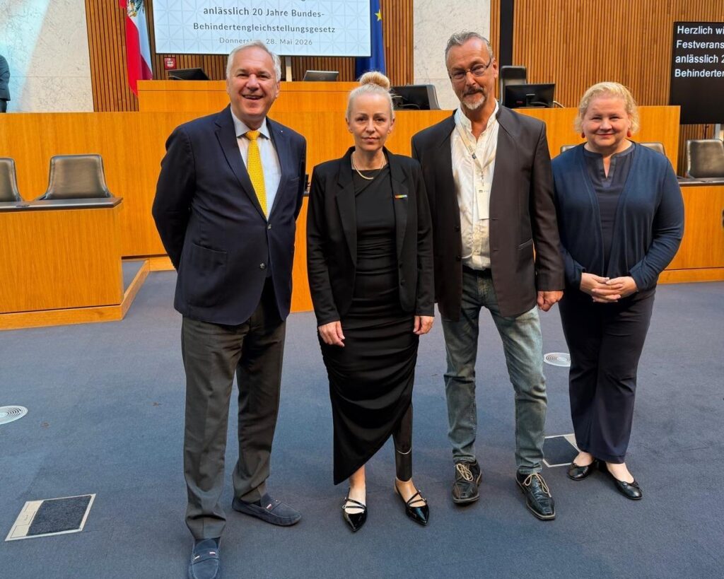 Nationalratspräsident Walter Rosenkranz, Bundesbehindertenanwältin Christine Steger, Behindertenrats-Präsident Klaus Widl und Sozialministerin Korinna Schumann im Parlament.