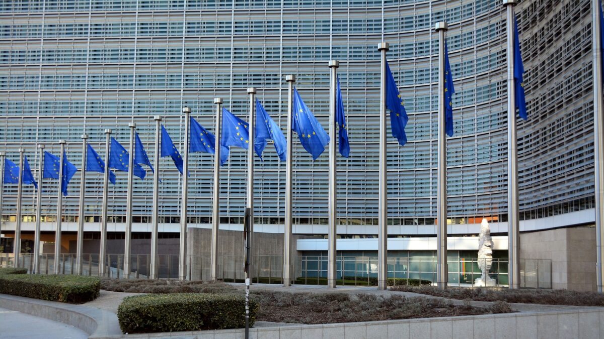 EU-Flaggen vor dem Gebäude der Europäischen Kommission in Brüssel.