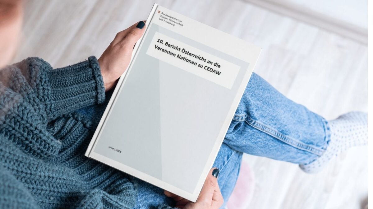 Eine Frau sitzt mit überkreuzten Beinen und hält einen gedruckten Bericht mit dem Titel „10. Bericht Österreichs an die Vereinten Nationen zu CEDAW“ in den Händen. Auf dem Cover ist das Logo des Bundesministeriums für Frauen, Wissenschaft und Forschung zu sehen.