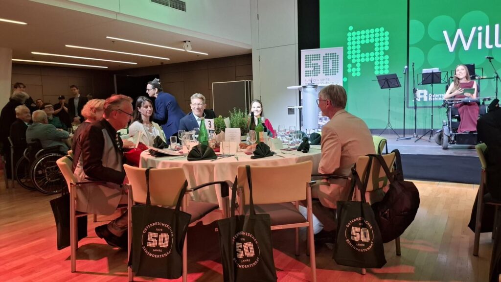 Behindertenrats-Präsident Klaus Widl, Sozialministerin Korinna Schumann, Volksanwalt Bernhard Achitz, LAbg. Astrid Rompolt und Sektionschef a. D. Manfred Pallinger bei der Jubiläumsfeier des ÖBR.