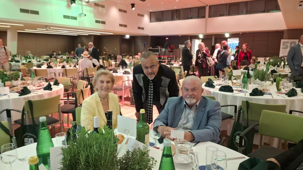 Helene Partik-Pablé, frühere Sozialsprecherin der FPÖ, ÖBR-Ehrenpräsident Klaus Voget und Behindertenrats-Präsident Klaus Widl bei der Jubiläumsfeier des ÖBR im Catamaran.