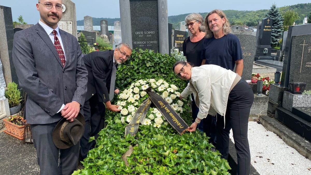 Kranzniederlegung zum 100. Geburtstag von Heinrich Schmid am Friedhof in St. Andrä-Wördern. Mehrere Personen legen einen Kranz des Österreichischen Behindertenrats am Grab von Heinrich und Grete Schmid nieder.