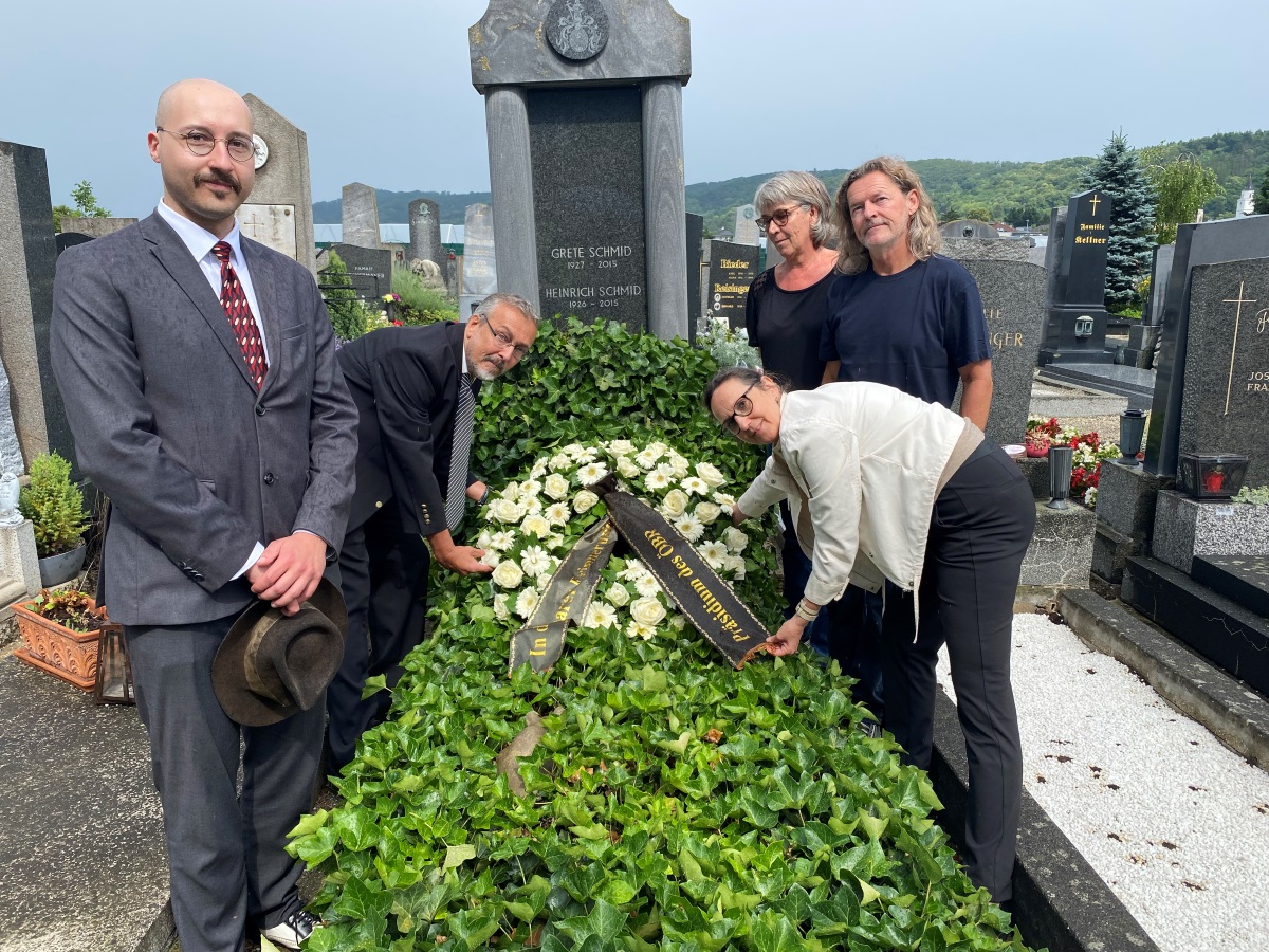 Kranzniederlegung zum 100. Geburtstag von Heinrich Schmid am Friedhof in St. Andrä-Wördern. Mehrere Personen legen einen Kranz des Österreichischen Behindertenrats am Grab von Heinrich und Grete Schmid nieder.