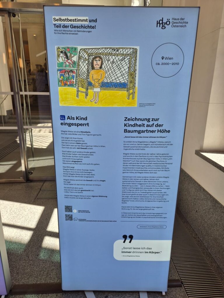 Hellblaue Ausstellungstafel mit Kinderzeichnung von Anna Magdalena Weiss und Informationen über ihre Kindheit auf der Baumgartner Höhe.
