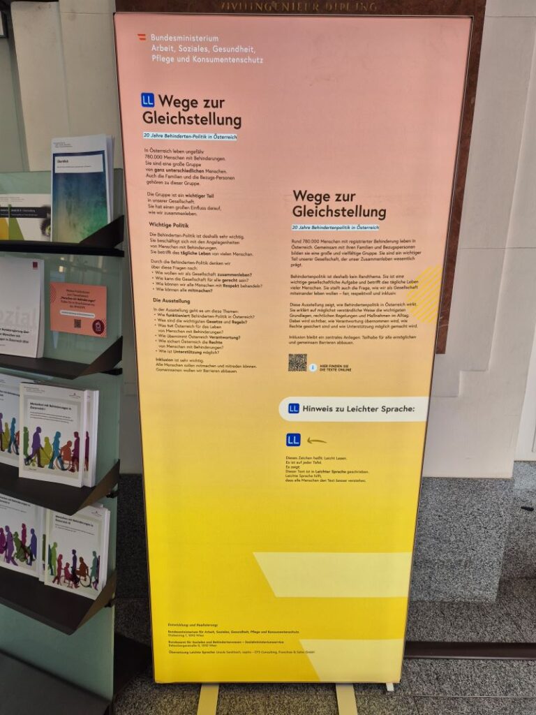 Gelbe Einführungstafel der Ausstellung „Wege zur Gleichstellung“ mit Informationen zur Behindertenpolitik in Österreich und einem Hinweis auf Texte in Leichter Sprache.