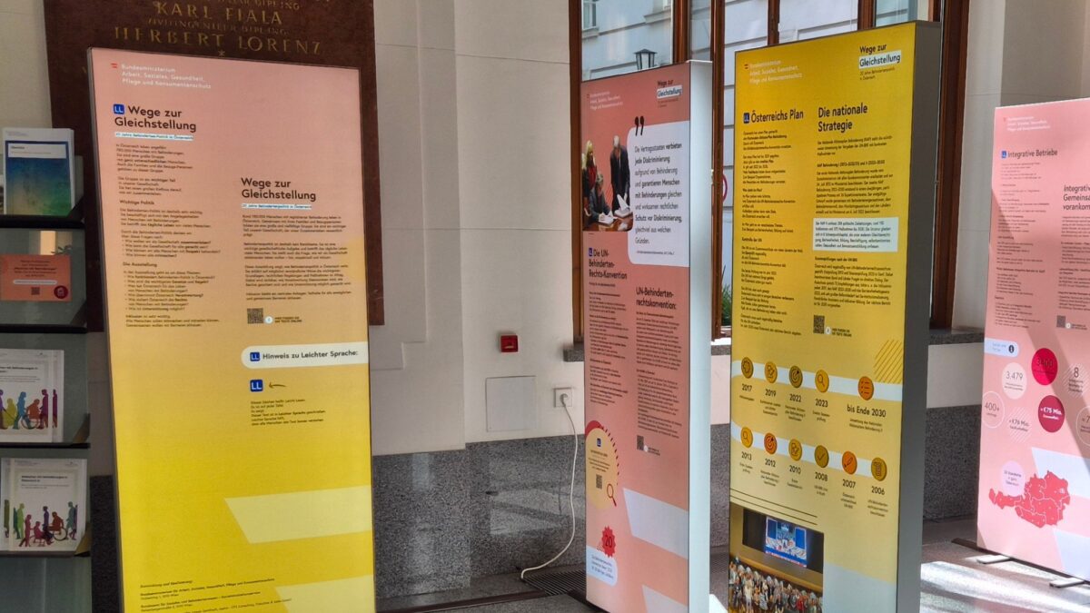 Mehrere Ausstellungstafeln der Ausstellung „Wege zur Gleichstellung“ stehen in der Eingangshalle des Sozialministeriums. Sie zeigen Informationen zur Behindertenpolitik und Gleichstellung in Österreich.