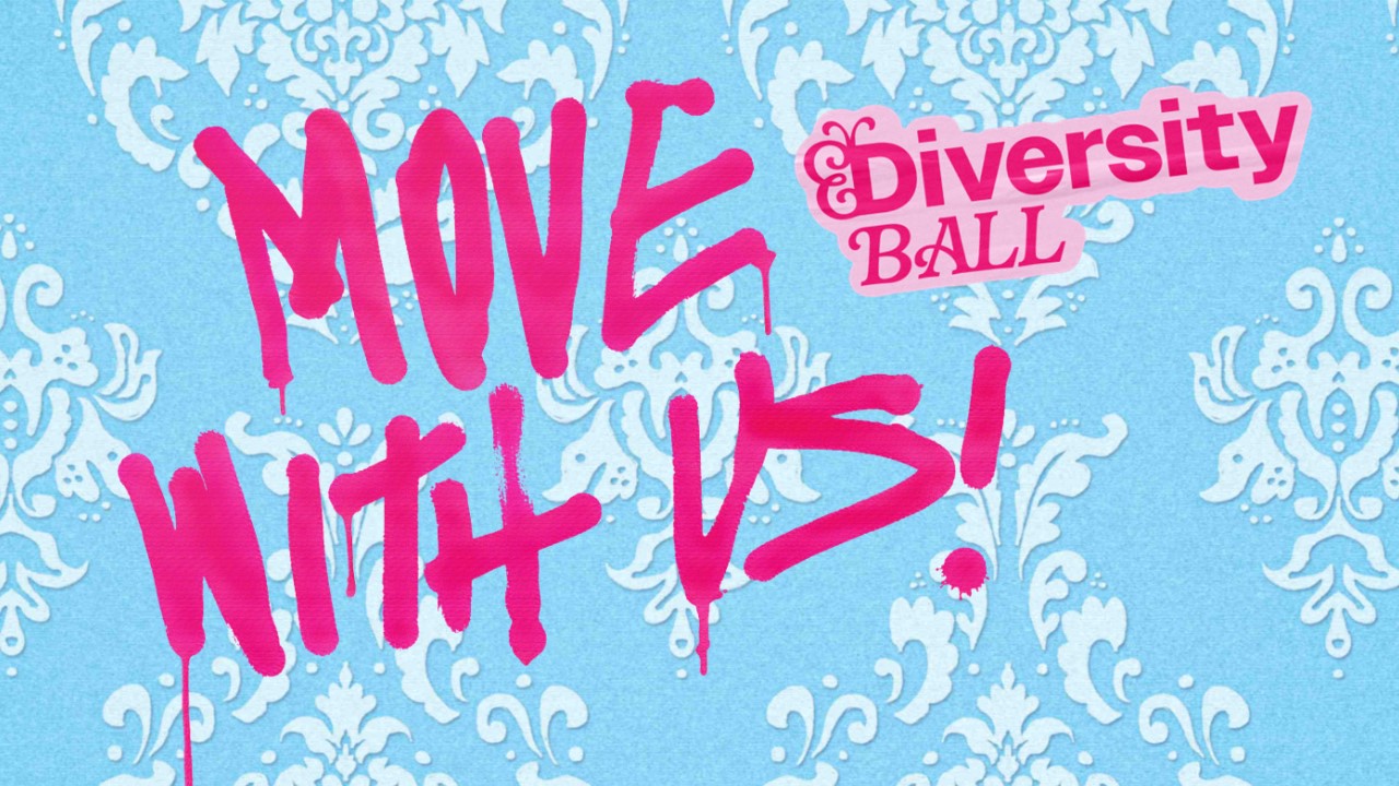 Plakat mit dem Schriftzug „Move with us!“ in pinker Graffiti-Schrift auf hellblauem, ornamentiertem Hintergrund. Rechts oben befindet sich das Logo des Diversity Ball.